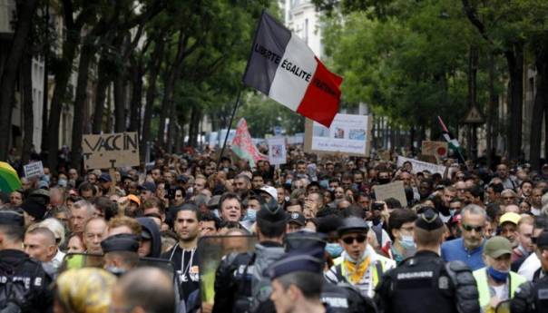Masovni protesti u Francuskoj zbog oštrih mjera, napadnuti centri za vakcinaciju