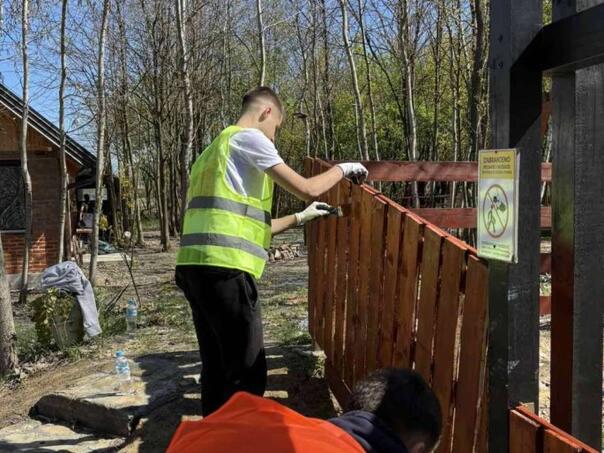 Maturanti iz Brčko distrikta volontiraju kao bi ispunili uslov za jednokratnu pomoć