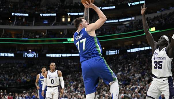 Mavsima četvrtina dovoljna za trijumf protiv Lakersa, nije pomogao ni James