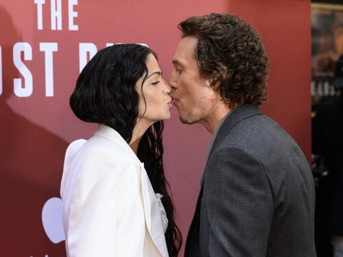McConaughey na crvenom tepihu "ukrao" poljubac lijepoj Camili