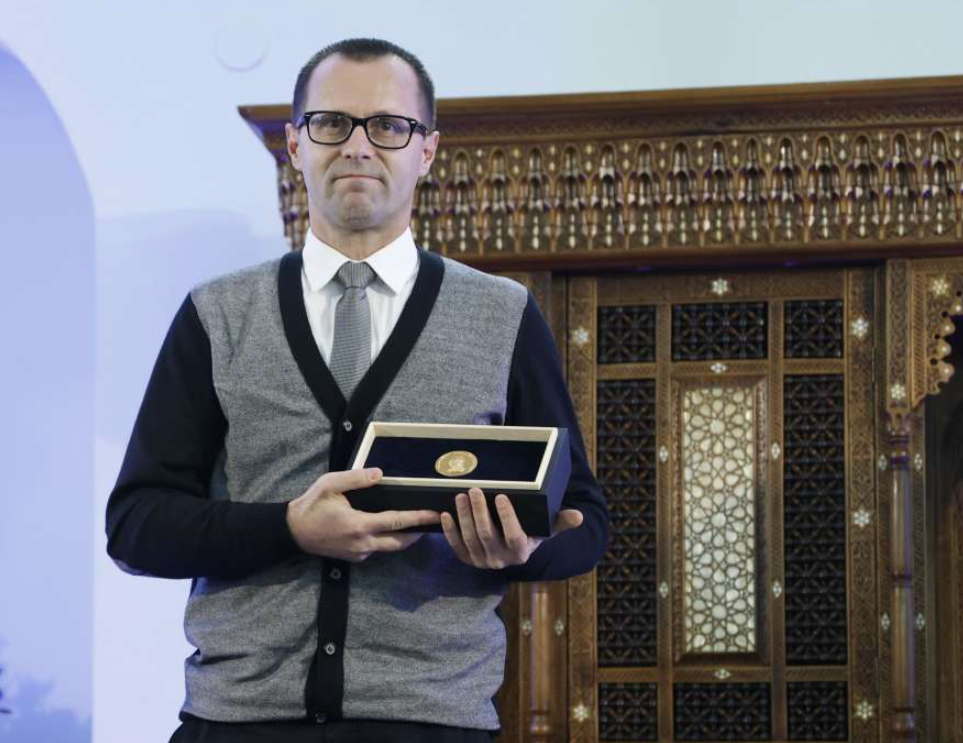 Medalja Bošnjačkog instituta Nedžadu Avdiću koji je preživio strijeljanje u Srebrenici