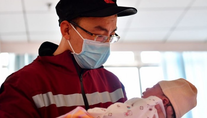 Medicinski radnik odlazi u Hubei dva dana nakon rođenja kćerke
