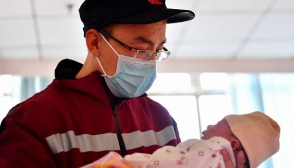 Medicinski radnik odlazi u Hubei dva dana nakon rođenja kćerke