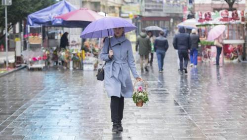 Međunarodni dan žena: Kišobrani i cvijeće na ulicama Sarajeva