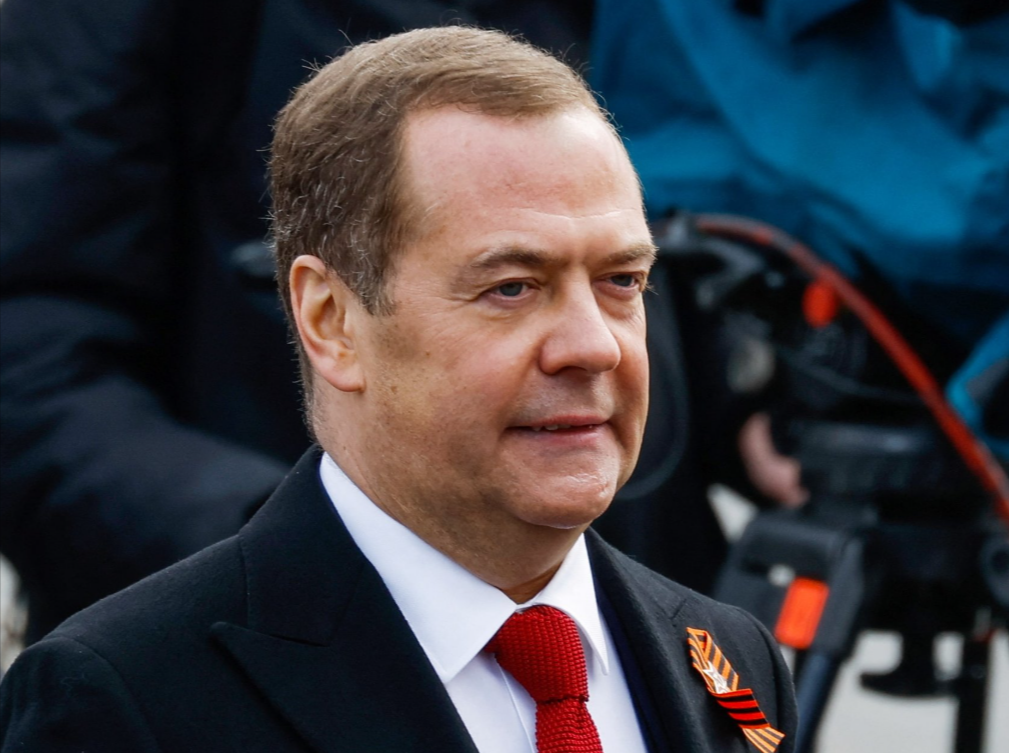 Medvedev brutalno izvrijeđao Macrona: "Galski pijetao bez mozga, kralj kokošinjca..."