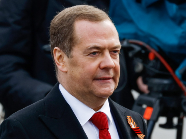 Medvedev brutalno izvrijeđao Macrona: "Galski pijetao bez mozga, kralj kokošinjca..."