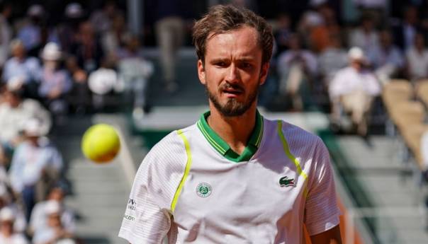 Medvedev nakon šokantnog ispadanja: Mrzim zemlju, imam je u ustima, čarapama i torbi