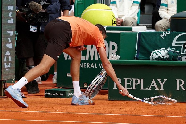 Medvedev potpuno poludio: Lomio reket, bacao ga u smeće, pa izgubio 6:0 i 6:0