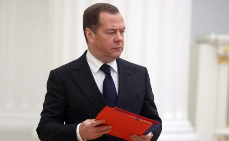 Medvedev sad prijeti i smrću
