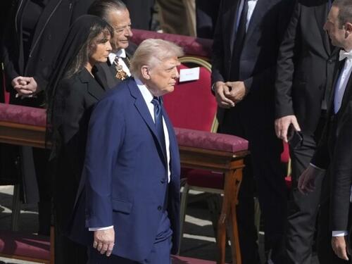 Melania spasila Trumpa od diplomatske greške na sprovodu pape Franje