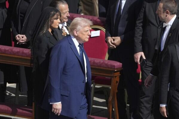 Melania spasila Trumpa od diplomatske greške na sprovodu pape Franje