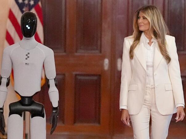 Melania Trump prošetala s robotom u Bijeloj kući