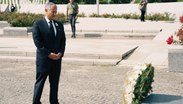 Mennuti posjetio Memorijalni centar Srebrenica i odao počast žrtvama genocida