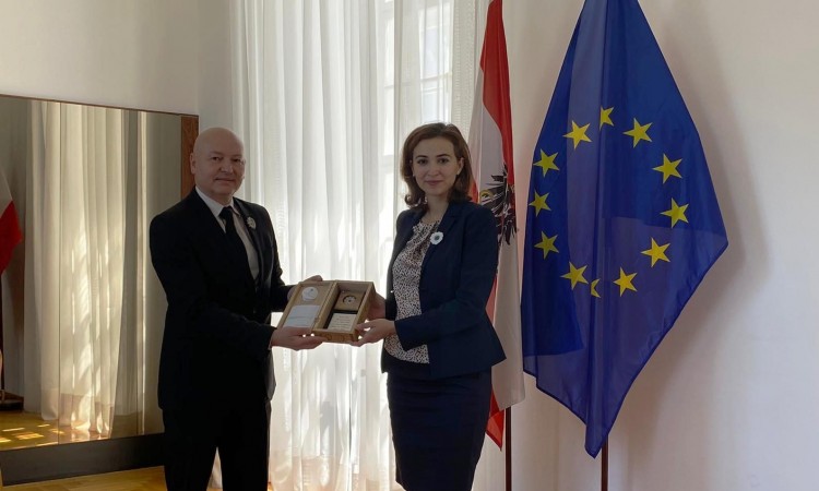 Mensur Bektić austrijskoj ministrici Zadić uručio 'Cvijet Srebrenice'