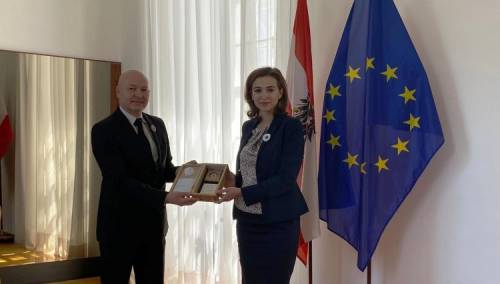 Mensur Bektić austrijskoj ministrici Zadić uručio 'Cvijet Srebrenice'