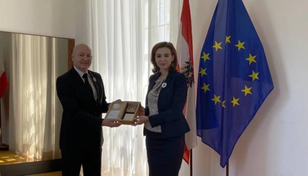 Mensur Bektić austrijskoj ministrici Zadić uručio 'Cvijet Srebrenice'