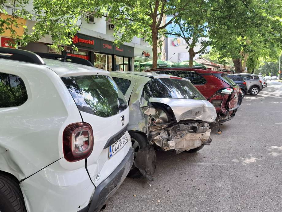 Mercedes u Mostaru udario u šest parkiranih vozila: Jedna osoba povrijeđena