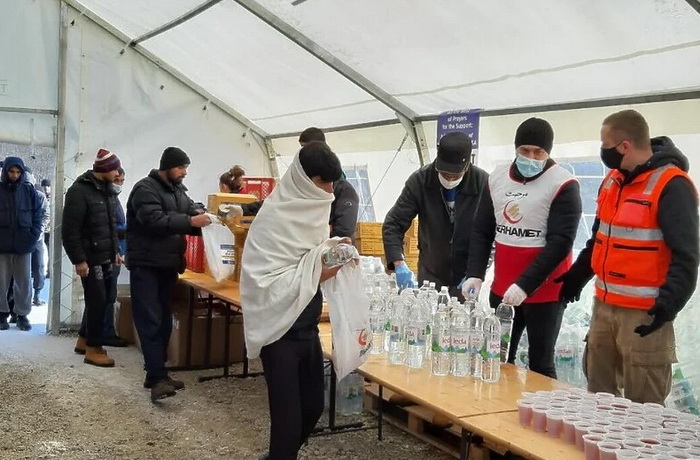 Merhamet migrantima u kampu Lipa podijelio pomoć vrijednu 30.000 KM