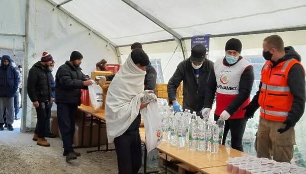 Merhamet migrantima u kampu Lipa podijelio pomoć vrijednu 30.000 KM