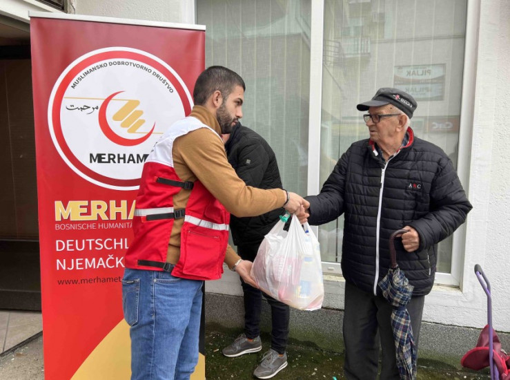 "Merhamet" Njemačke donirao 500 paketa za povratnike u RS i paketiće za njihovu djecu