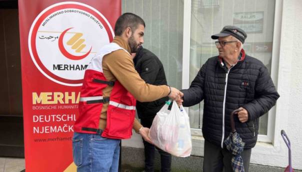 "Merhamet" Njemačke donirao 500 paketa za povratnike u RS i paketiće za njihovu djecu