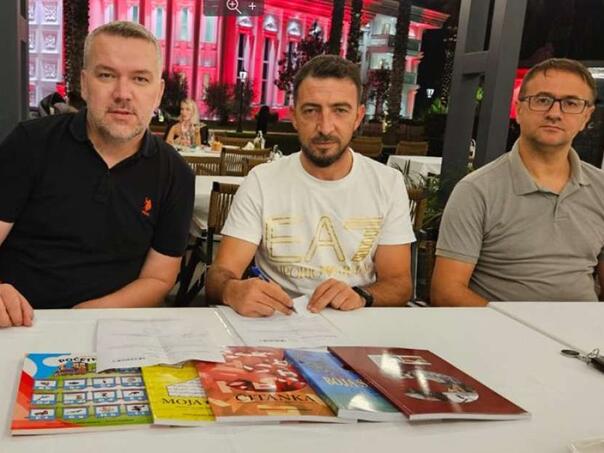 'Merhamet' obezbijedio udžbenike bosanskog jezika za bošnjačku djecu u Albaniji