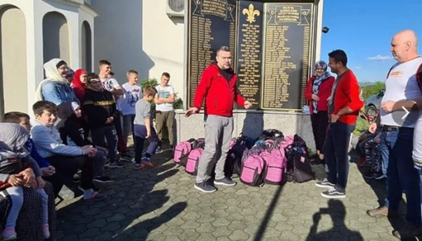 'Merhamet' podijelio školski pribor djeci u Zvorniku i Bratuncu