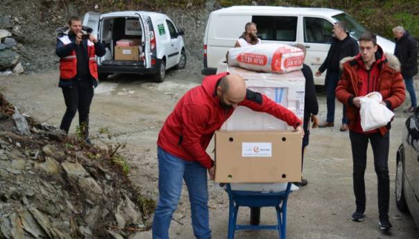Merhamet: Šporeti i paketi za 40 porodica čije su kuće stradale u poplavama