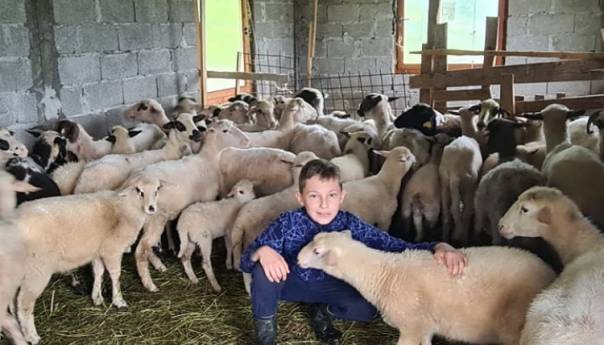 'Merhamet' Tuzla i BH Telecom pomogli mladom farmeru s područja Bratunca