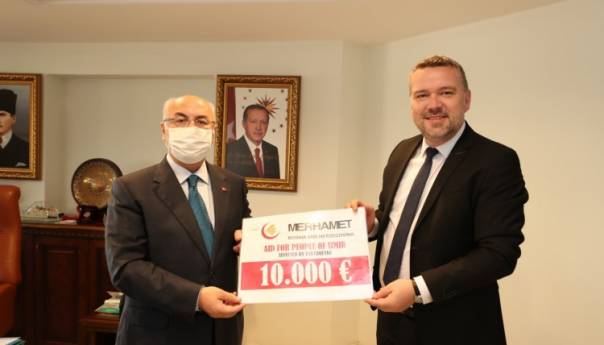 „Merhamet“ uručio pomoć stanovništvu Izmira
