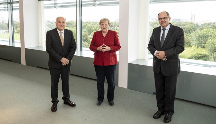 Merkel dala punu podršku Schmidtu i zahvalila Inzku