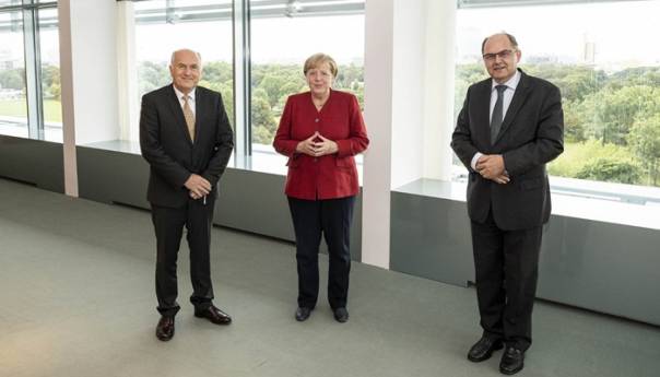 Merkel dala punu podršku Schmidtu i zahvalila Inzku