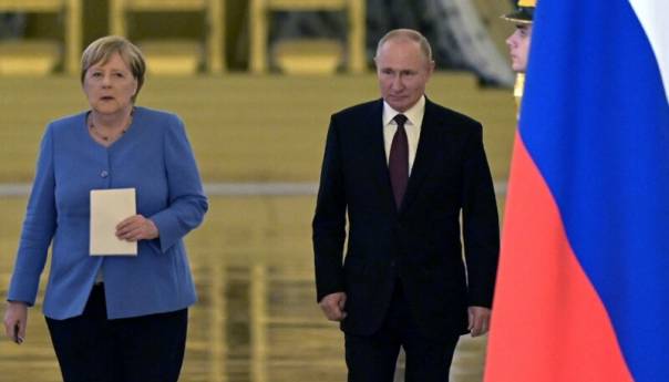 Merkel i Putin: Dijalog važan i pored velikih razlika