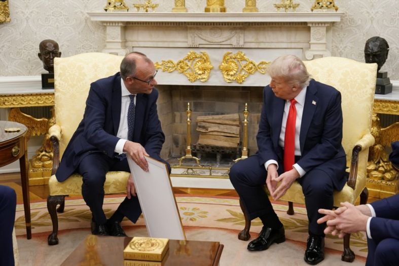 Merz iznenadio Trumpa nesvakidašnjim poklonom