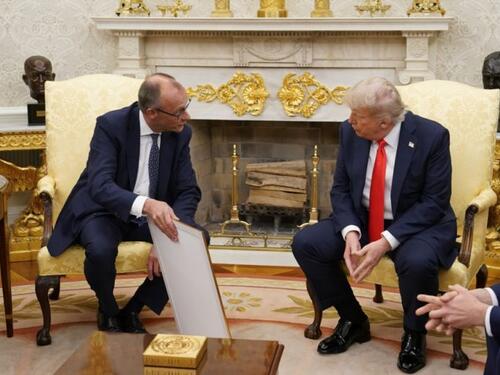 Merz iznenadio Trumpa nesvakidašnjim poklonom