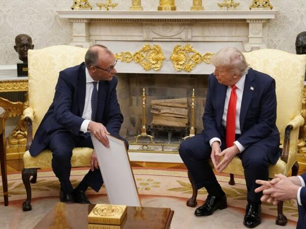 Merz iznenadio Trumpa nesvakidašnjim poklonom