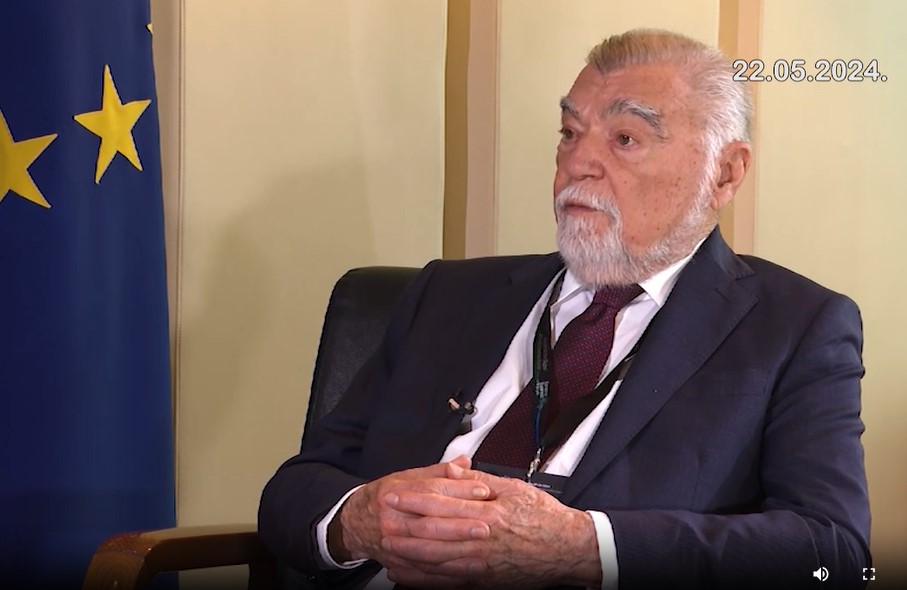 Mesić: U Srebrenici je bio školski primjer genocida