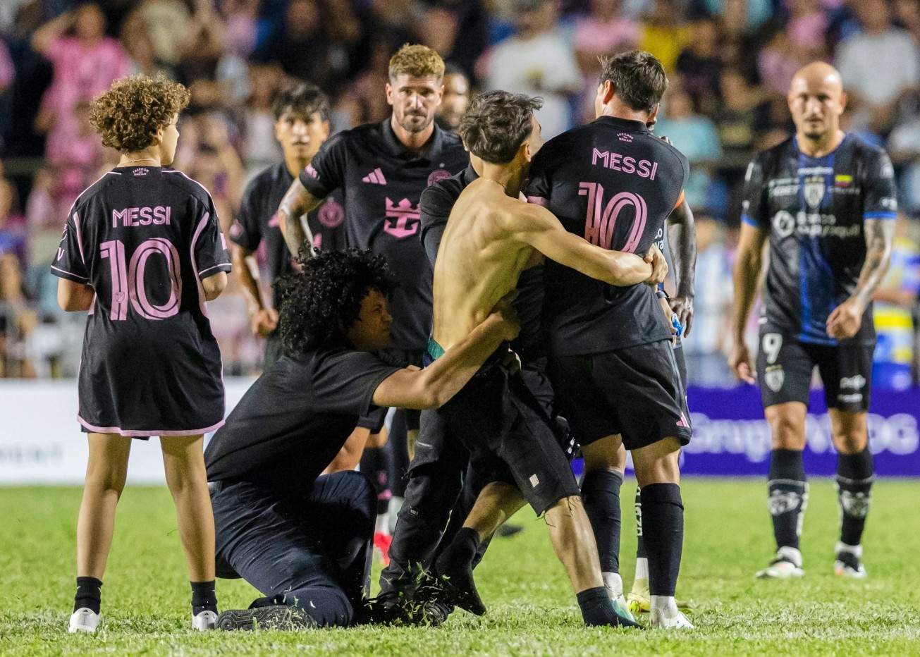 Messi srušen tokom intervencije osiguranja