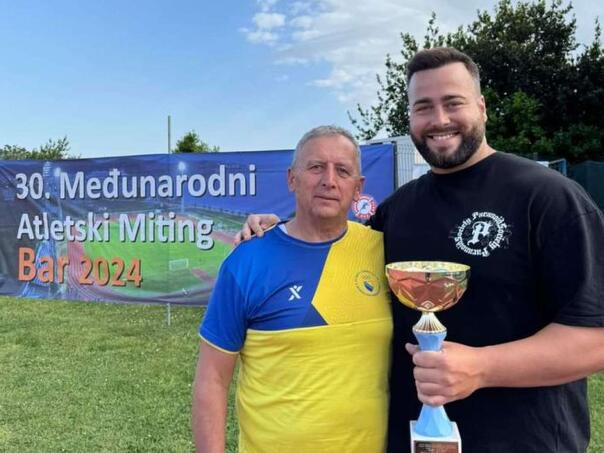 Mesud Pezer slavio na mitingu u Crnoj Gori