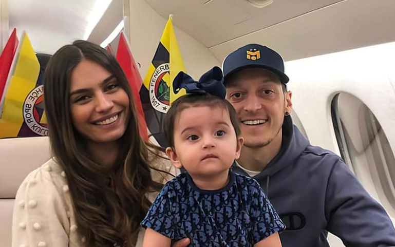 Mesut Ozil s porodicom stigao u Istanbul