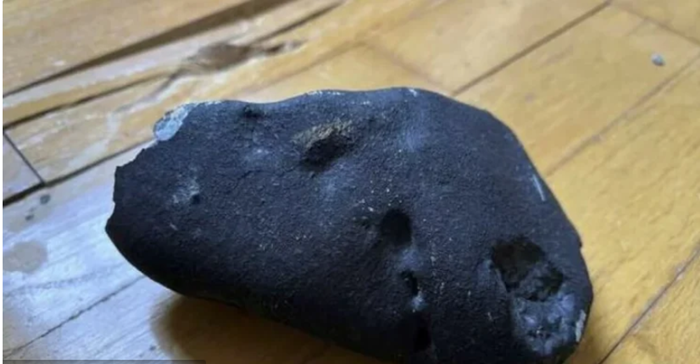 Meteorit pao na kuću, probio krov i završio u spavaćoj sobi