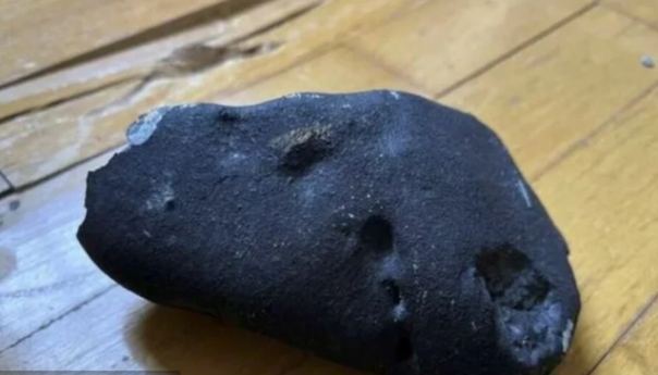 Meteorit pao na kuću, probio krov i završio u spavaćoj sobi