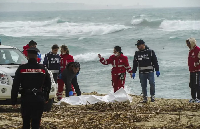 Migrant koji je preživio brodolom: Krijumčari su bacali djecu u more