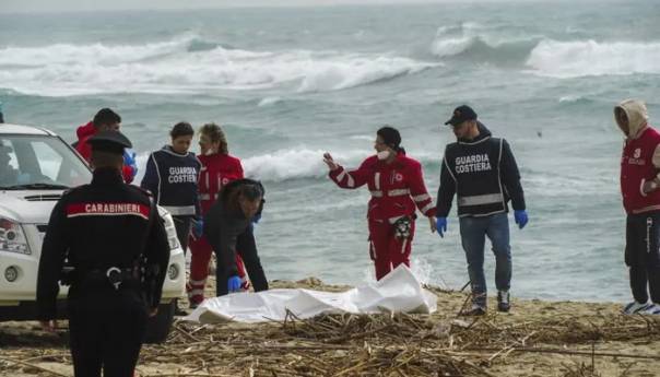 Migrant koji je preživio brodolom: Krijumčari su bacali djecu u more