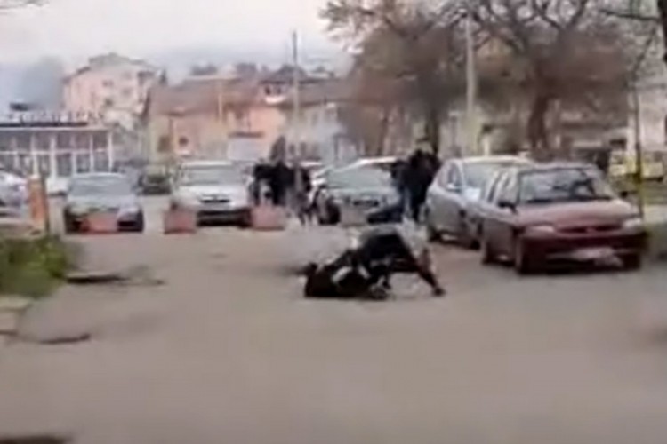 Migrant pred prolaznicima u Tuzli izbo drugog migranta