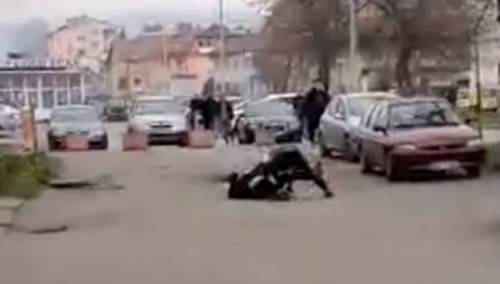 Migrant pred prolaznicima u Tuzli izbo drugog migranta