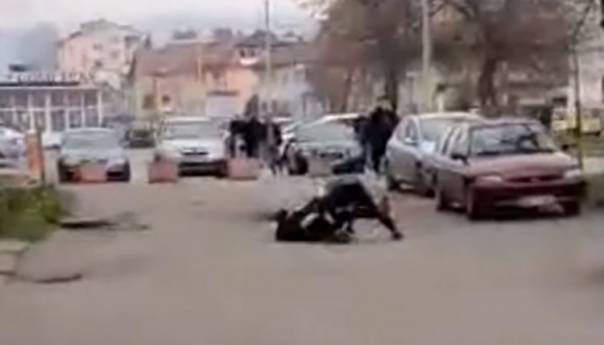 Migrant pred prolaznicima u Tuzli izbo drugog migranta