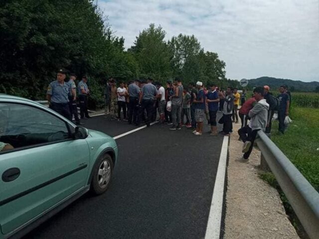 Migranti blokirali saobraćaj kod Bosanske Krupe, policija na terenu