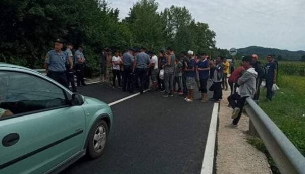 Migranti blokirali saobraćaj kod Bosanske Krupe, policija na terenu