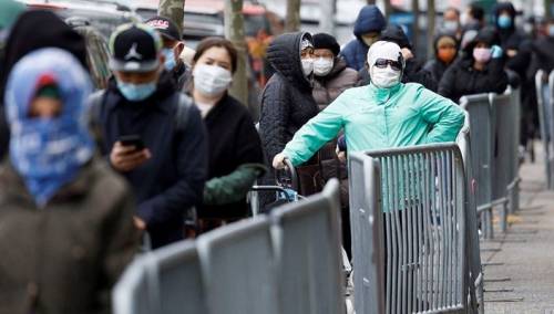 Migranti i siromašni čekaju u ogromnim redovima za besplatnu hranu u Ženevi